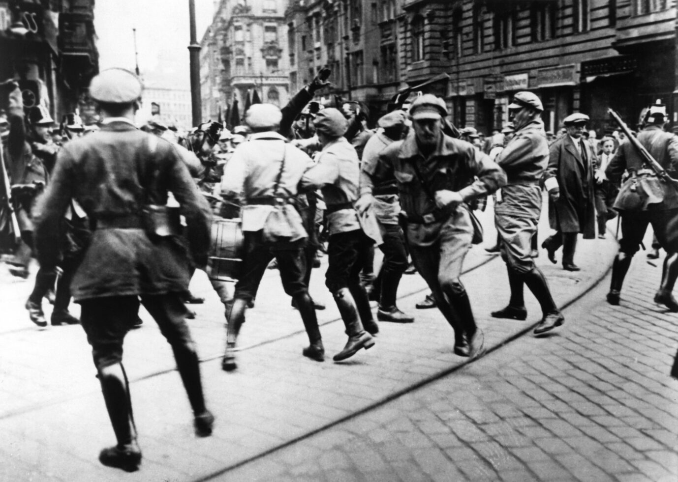 Straßenschlachten zwischen Kommunisten und der Polizei waren in der Weimarer Republik keine Seltenheit.