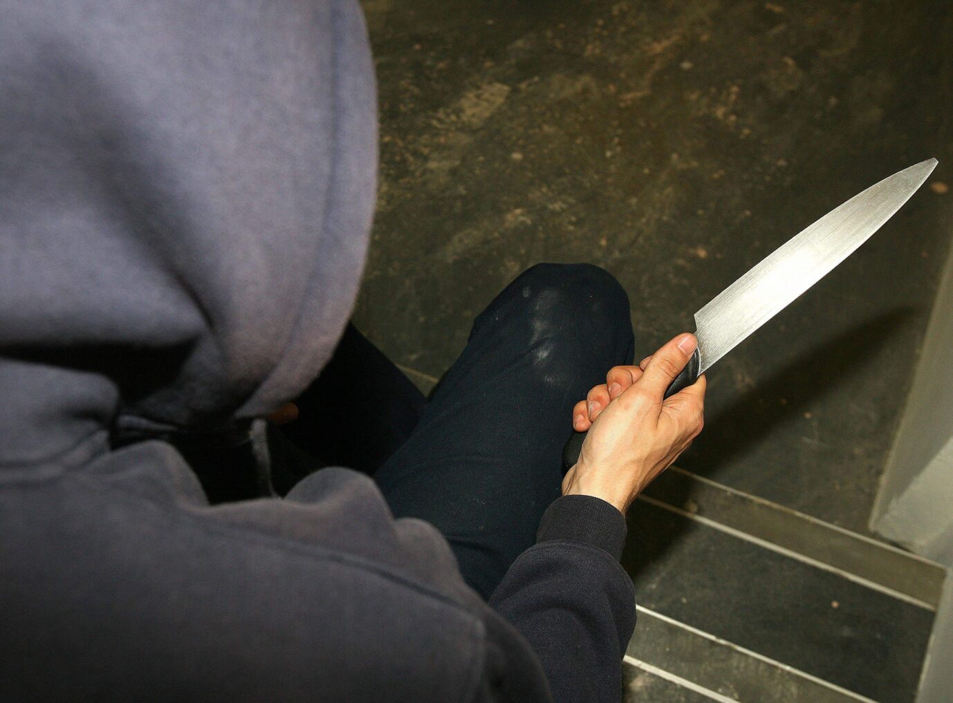 Ein Asylbewerber mit einem Messer in der Hand.