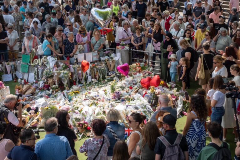 Nach der Messerattacke in Annecy war die Betroffenheit groß – nun kommt der mutmaßliche Täter in die Psychiatrie Foto: picture alliance / abaca | Thomas Pierre/ABACA