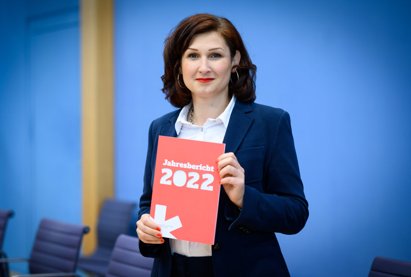 Die Bundesbeauftragte für Antidiskriminierung, Ferda Ataman, stellt in der Bundespressekonferenz den Jahresbericht 2022 vor Foto: picture alliance/dpa | Bernd von Jutrczenka