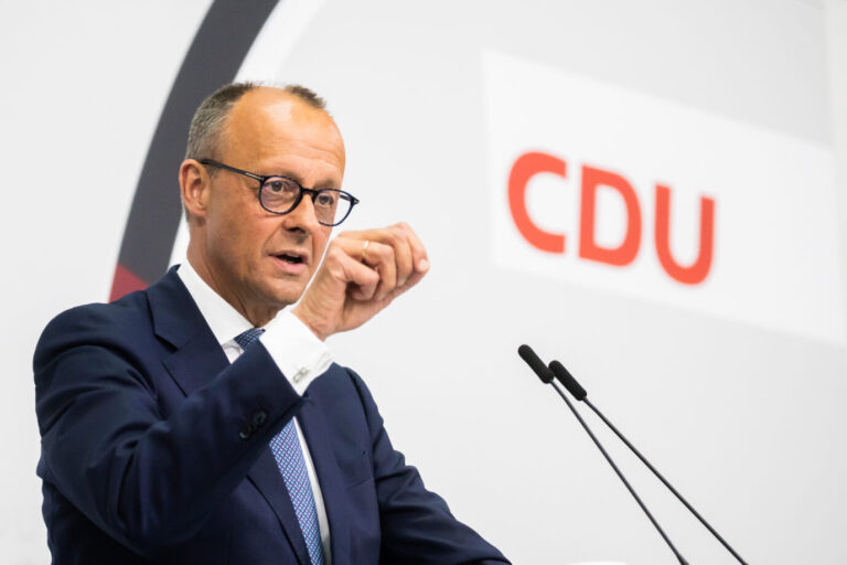 CDU-Chef Friedrich Merz knöpft sich seinen Parteikollegen Klaus-Peter Willsch (CDU) für dessen Grünen-Kritik vor Foto: picture alliance/dpa | Christoph Soeder