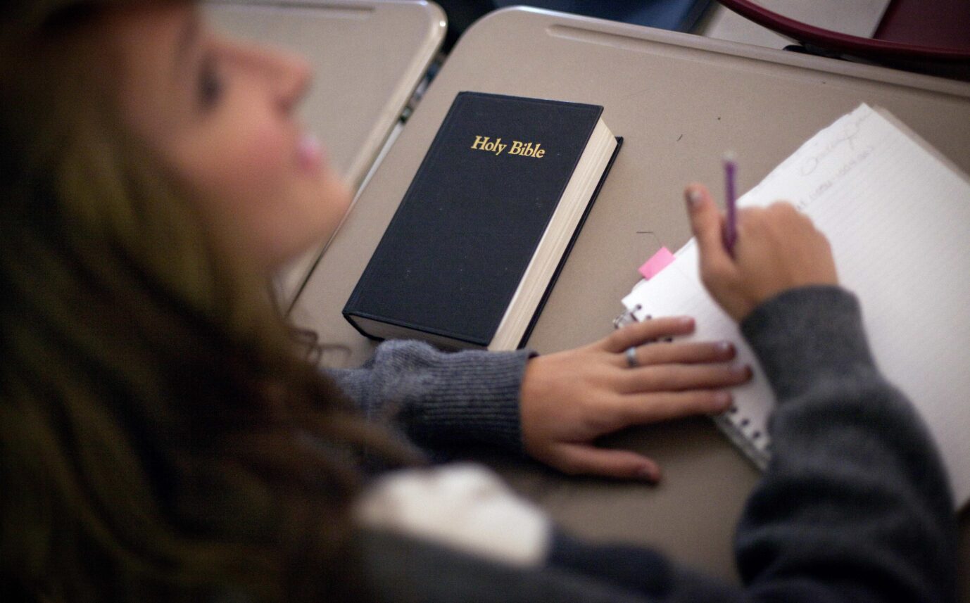 Eine Schülerin in der amerikanischen Stadt Cartersville hat eine Bibel vor sich zu liegen – ein Bezirk im Bundestaat Utah hat das Buch aus den Unterricht verbannt (Symbolbild) Foto: picture alliance / ASSOCIATED PRESS | David Goldman