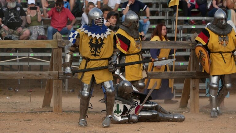 Beim Buhurt treffen schwer gepanzerte Sportler im mittelalterlichen Kampf aufeinander.
