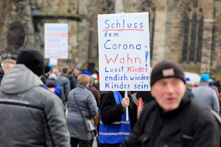 Im März 2022 demonstrieren Bürger in ganz Deutschland gegen die Corona-Maßnahmen – das Bundesverwaltungsgericht urteilt nun, daß diese in Sachsen teils unverhältnismäßig waren Foto: picture alliance/dpa/dpa-Zentralbild | Peter Gercke