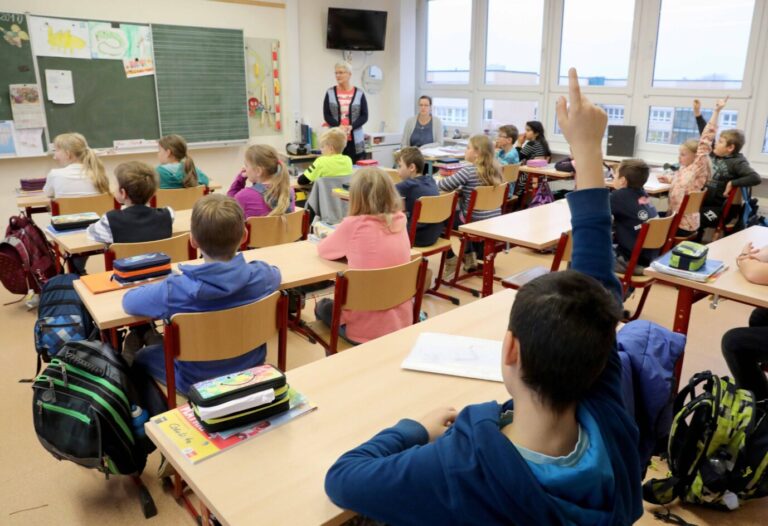 Englischunterricht an einer Rostocker Grundschule – der Deutsche Lehrerverband würde diesen am liebsten aus dem Curriculum verbannen Foto: picture alliance / Bernd Wüstneck/dpa | Bernd Wüstneck