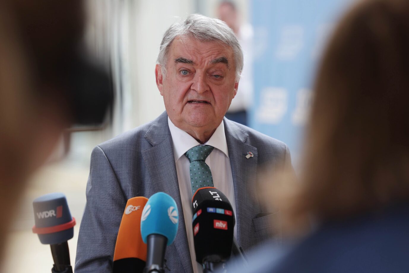 Nordrhein-Westfalens Innenminister Herbert Reul (CDU) sah sich mit einer hitzigen Ausschußdebatte über Clangewalt konfrontiert Foto: picture alliance/dpa | David Young