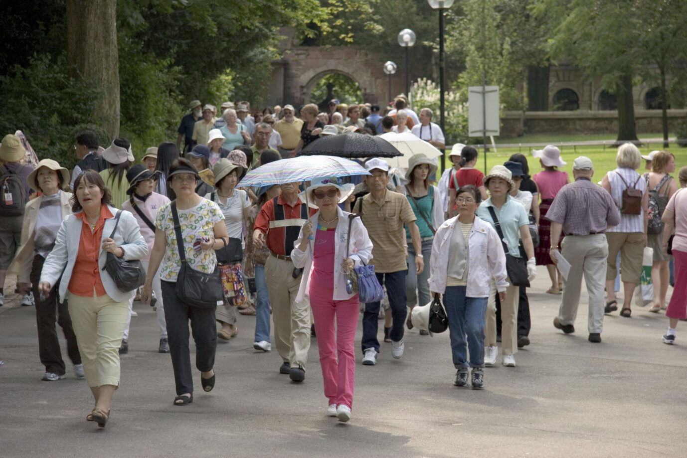 Japanische Touristen am Schloß in Heidelberg: Auf den Spuren Iwakuras wandelnd, erleben sie heute eine Gesellschaft im Niedergang, viel zu lernen gibt es von Deutschland nicht mehr