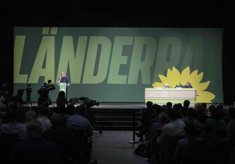Die Bühne auf dem Grünen-Parteitag in Bad Vilbel – in welche Richtung wird die Partei in Sachen Migration kippen? Foto: picture alliance/dpa | Boris Roessler