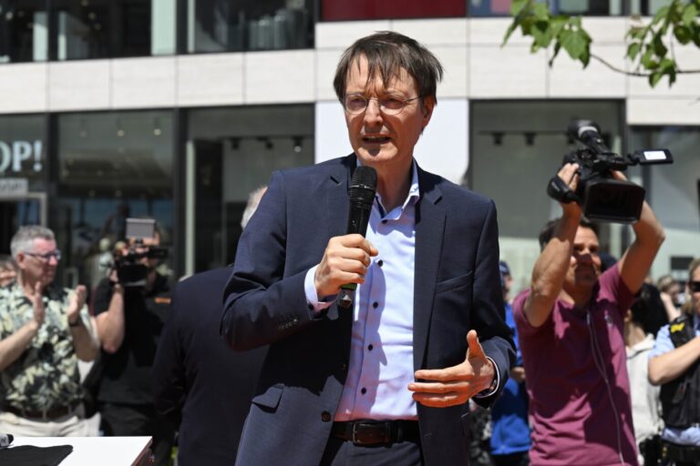 Bundesgesundheitsminister Karl Lauterbach (SPD) bei einem Termin in Berlin – der Sozialdemokrat will bei hohen Temperaturen Lockdown-ähnliche Maßnahme wie in Frankreich ergreifen können Foto: picture alliance/dpa | Roberto Pfeil