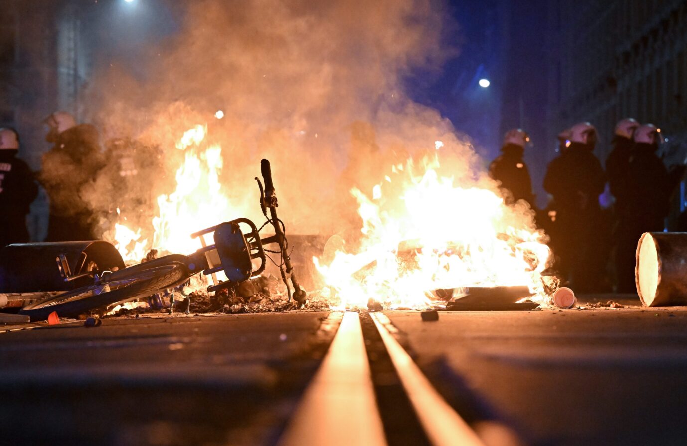 Eine Barrikade brennt im Leipziger Stadtteil Connewitz – Medien und Politik haben linke Gewalt lange Zeit verharmlost Foto: picture alliance/dpa | Hendrik Schmidt