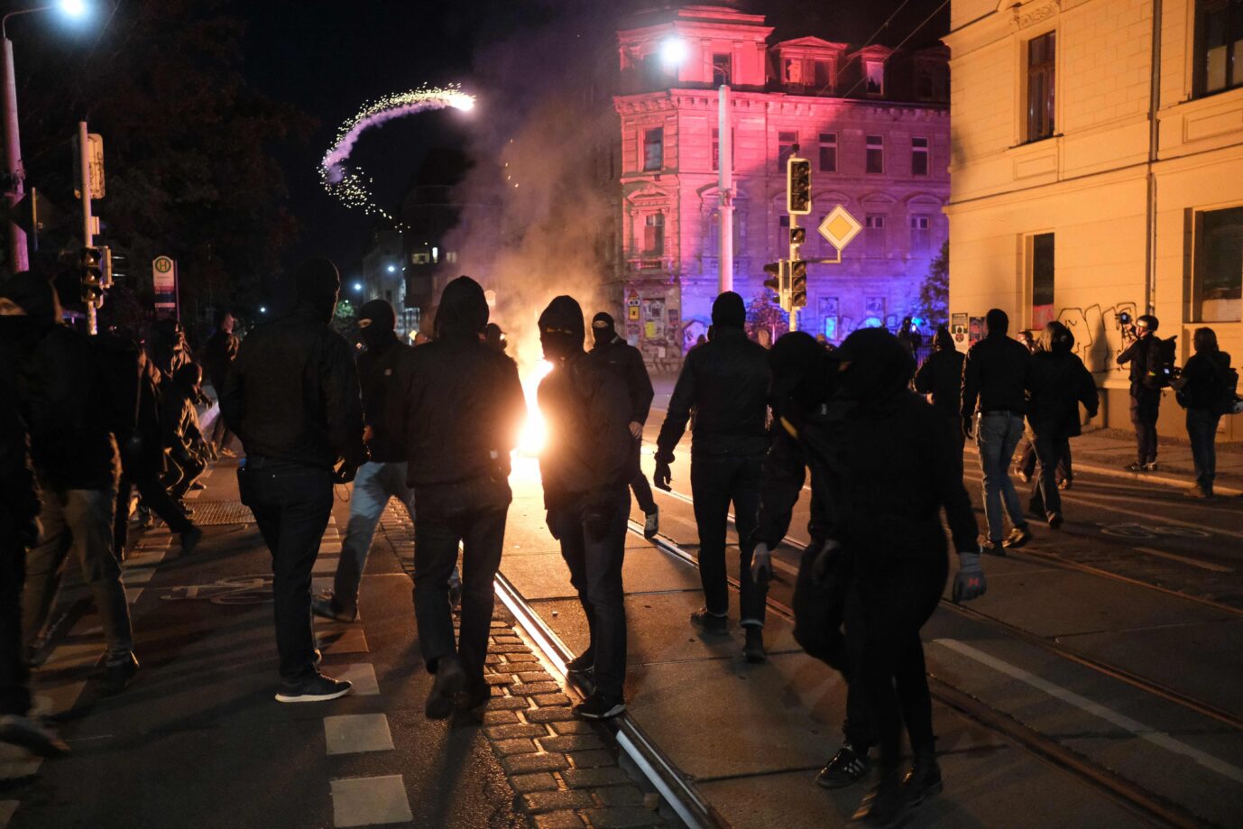 Autonome vor einer brennenden Barrikade in Leipzig – der Bundesregierung zufolge entziehen sich derzeit dutzende linksextreme Gewalttäter der Verhaftung durch die Polizei Foto: picture alliance/dpa | Sebastian Willnow