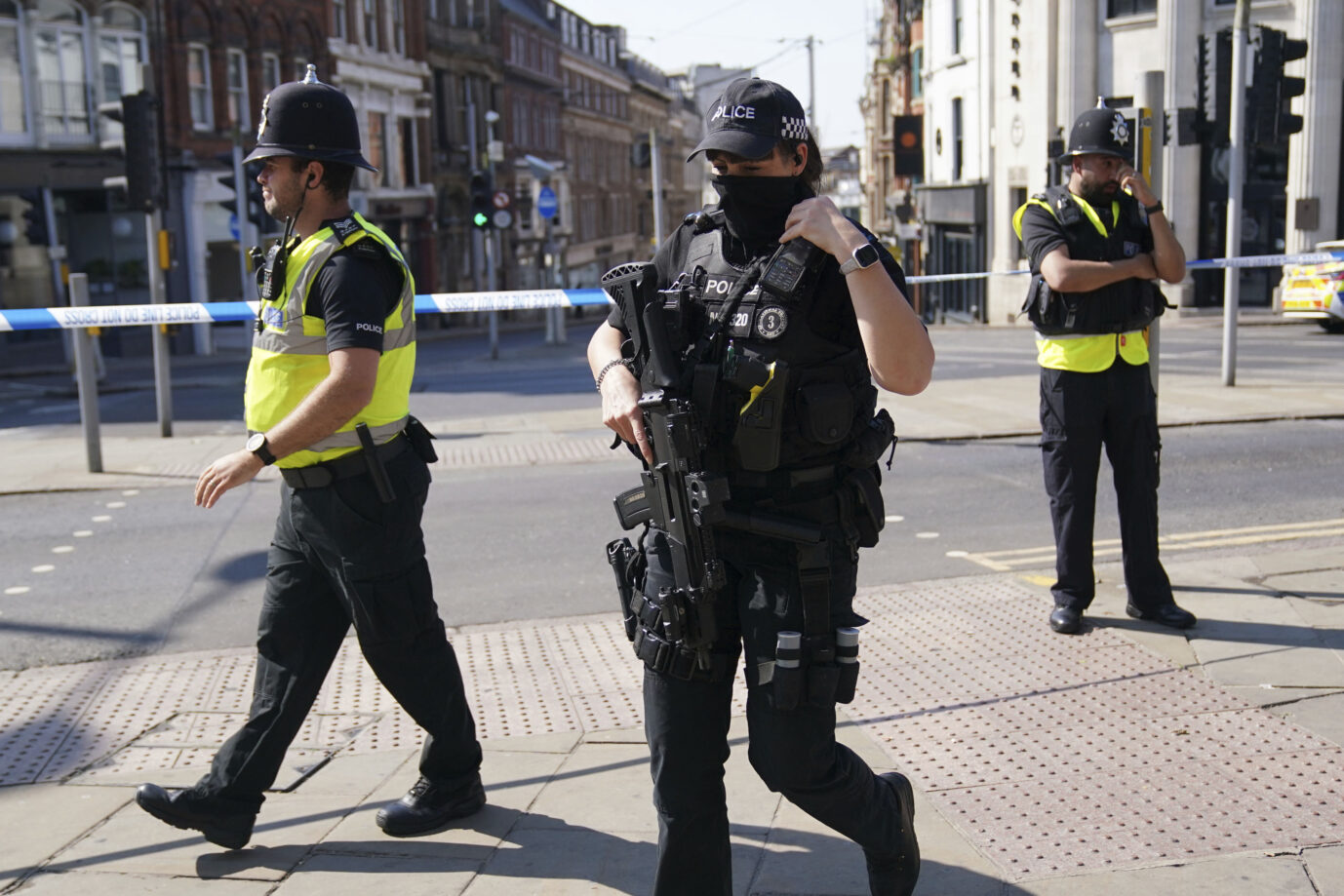 Polizisten sichern unmittelbar nach der Tat mehrere Verkehrskreuze in Nottingham ab Foto: picture alliance / ASSOCIATED PRESS | Jacob King