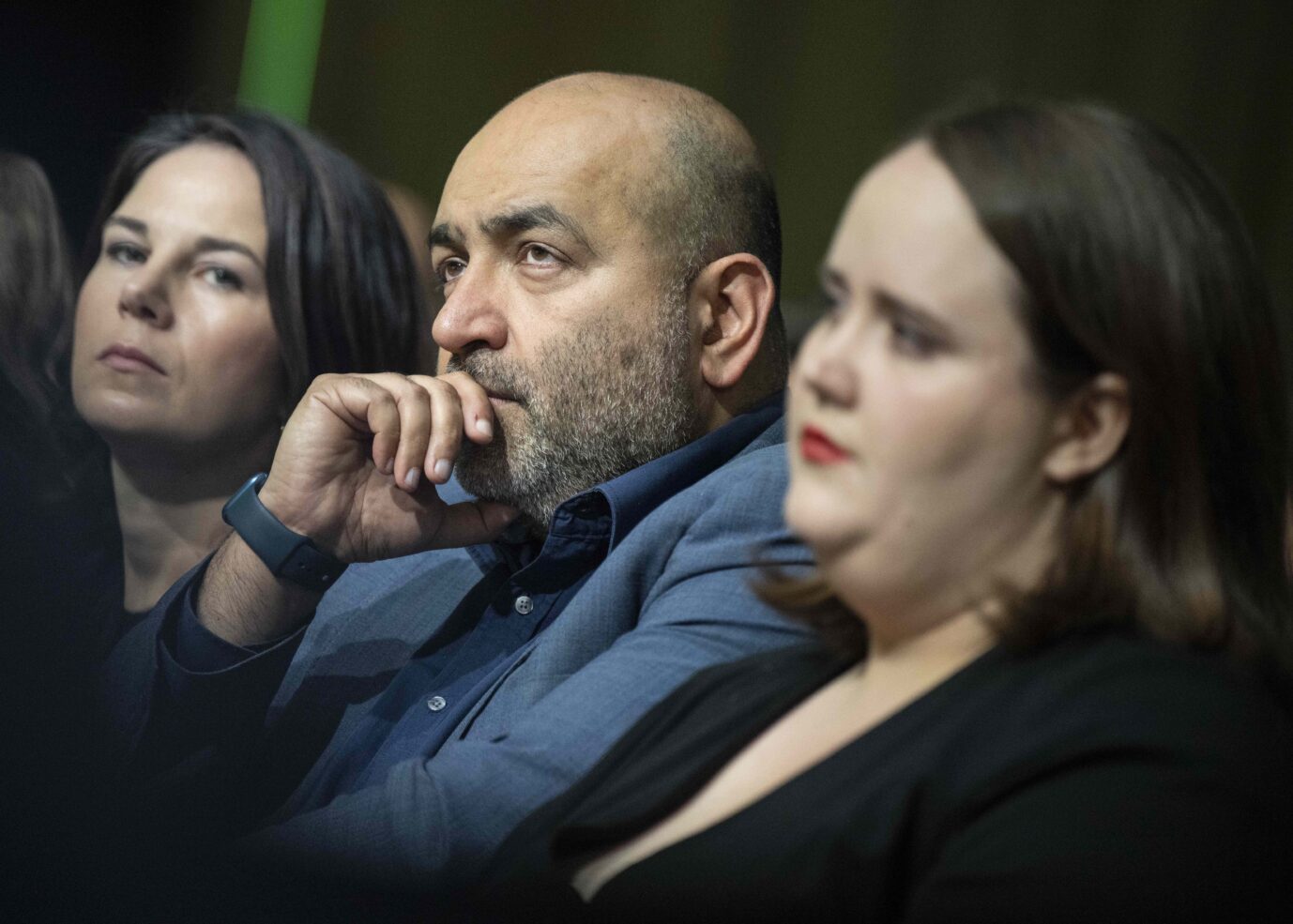 Außenministerin Annalena Baerbock (Grüne) sitzt neben den beiden Grünen-Parteichefs Omid Nouripour und Ricarda Lang (v.l.n.r) – auch die drei sind sich bei der Asylreform der EU nicht einig Foto: picture alliance/dpa | Boris Roessler