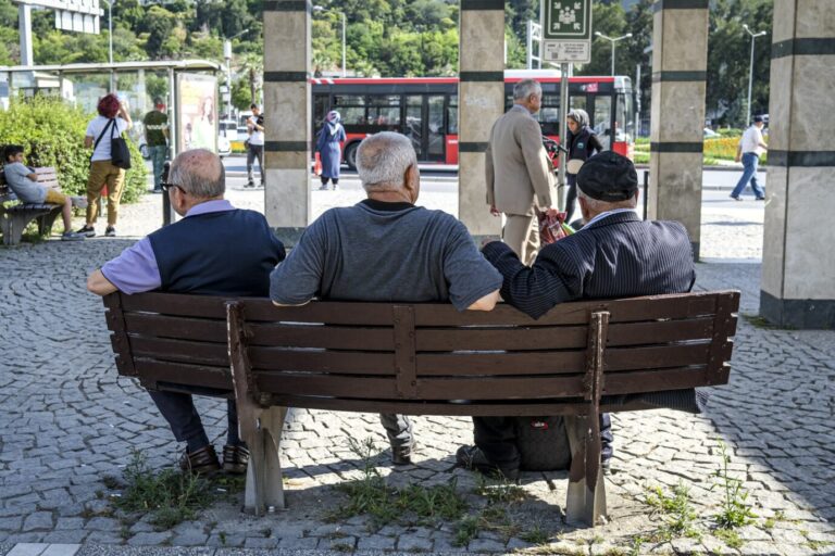 Ältere Herrschaften auf einer Parkbank im türkischen Izmir – auch viele der sogenannten Gastarbeiter beziehen mittlerweile deutsche Rentenzahlungen Foto: picture alliance / ZUMAPRESS.com | Murat Kocabas