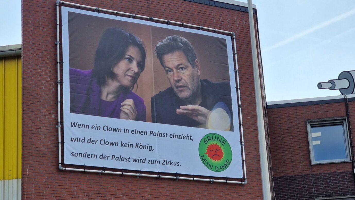 Das Anti-Grünen-Plakat an der Unternehmens-Fassade von "Krafft Walzen".