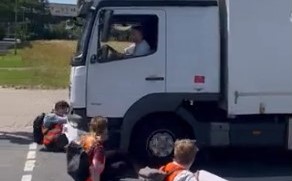 Der Moment, der die Gemüter erregte: Lkw-Fahrer Tobias H. schiebt einen Klima-Extremisten in Stralsund über die Straße. Foto: Screenshot Twitter