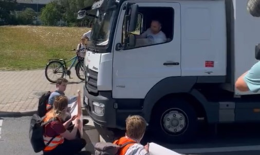 Der Moment, als der Trucker den Klima-Extremisten in Stralsund über die Straße schiebt. Foto: Screenshot Twitter