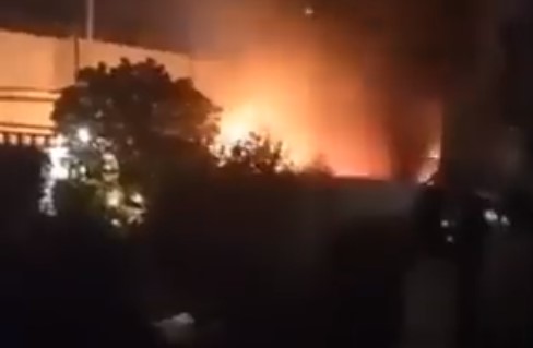 Die brennende schwedische Botschaft in Bagdad heute Nacht.