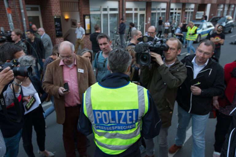 07.04.2018, Nordrhein-Westfalen, Münster: Ein Pressesprecher der Polizei gibt Journalisten ein Interview. In Münster sind am Samstag mehrere Menschen gestorben, als ein Auto in eine Menschenmenge fuhr. Das teilte die Polizei über Twitter mit. Foto: Friso Gentsch/dpa