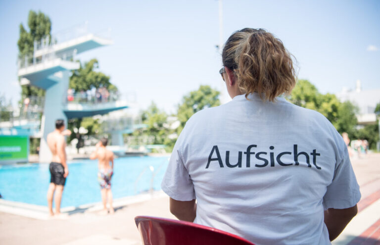 Aufsicht in einem Stuttgarter Freibad: Ministerpräsident Winfried Kretschmann (Grüne) redet am Problem vorbei und nennt Randale Einzelfälle