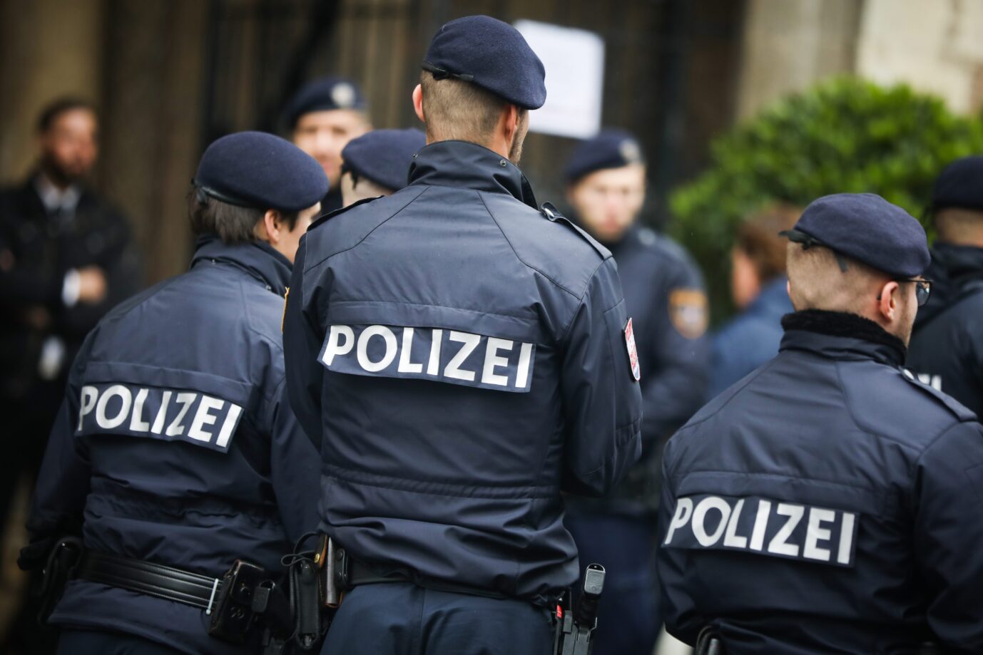 Polizisten in Wien (Symbolbild): Eine Flasche von Gegendemonstranten traf einen Beamten bei der Identitären-Demo am Kopf