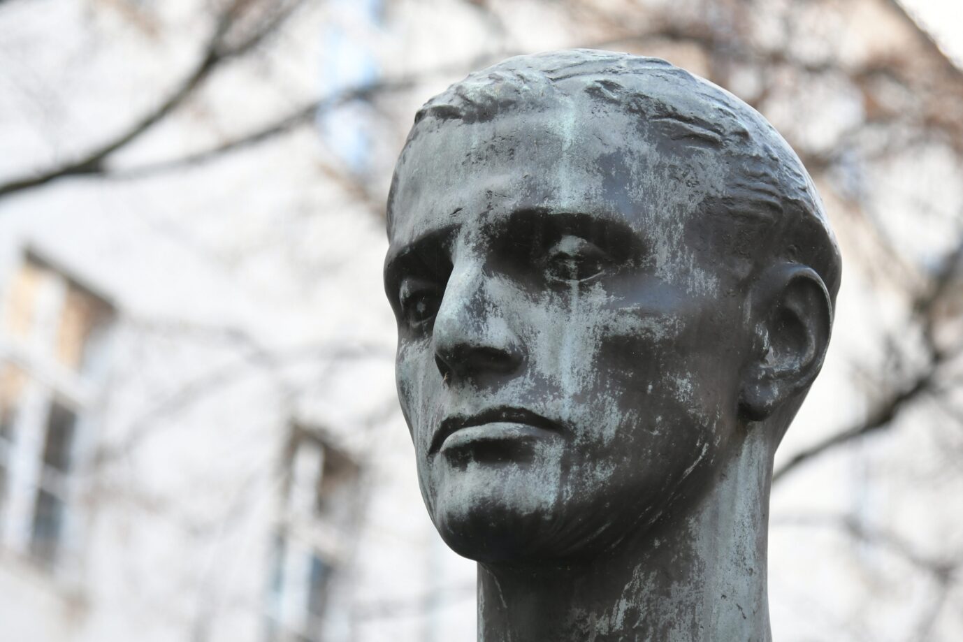 Die Bronzefigur im Berliner Bendlerblock erinnert an die Widerständler des 20. Juli 1944.