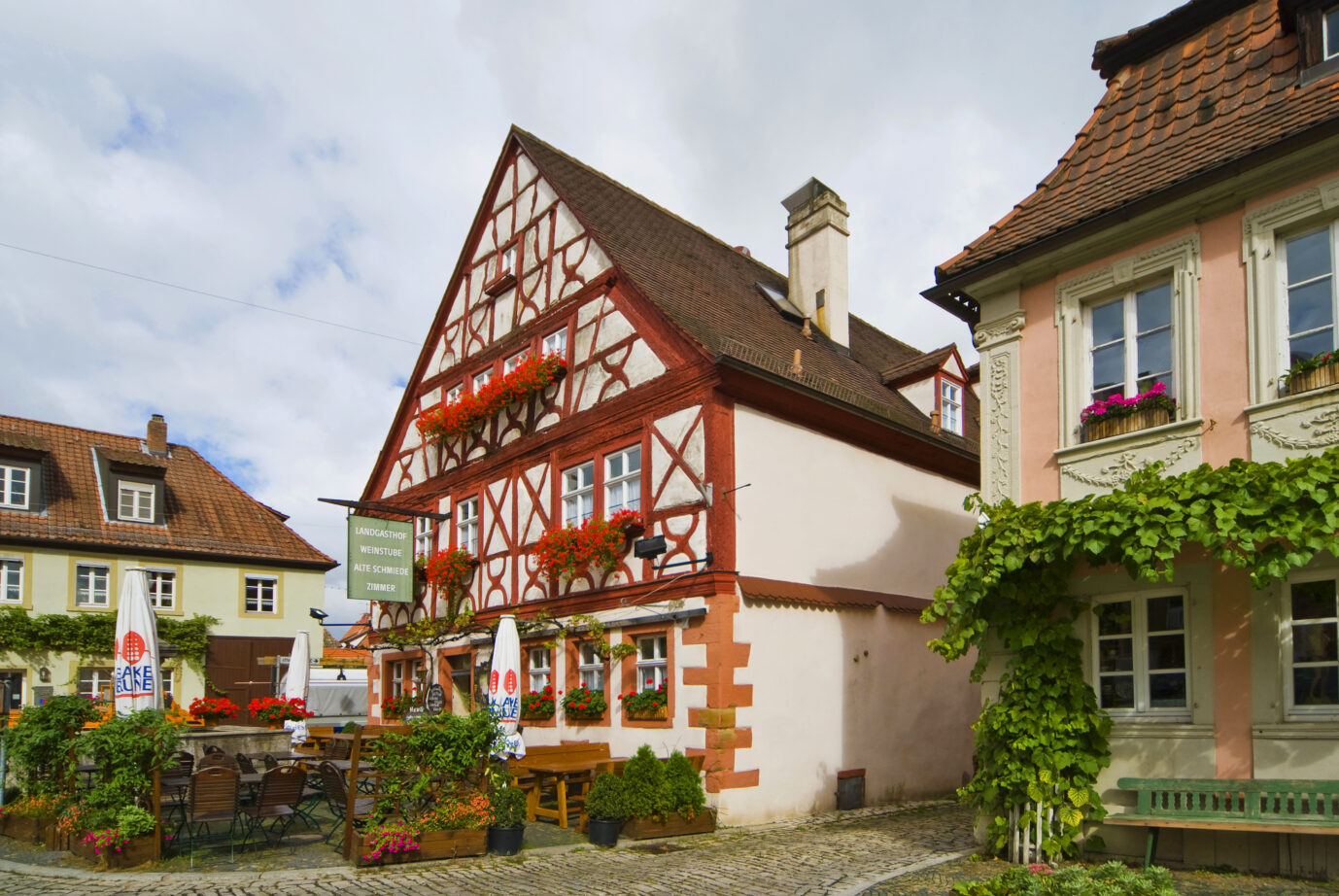 Das Foto zeigt einen Landgasthof in Prichsenstadt in Bayern. Gerade auf dem Land sind derartige Höfe wichtig für das gesellschaftliche Leben.