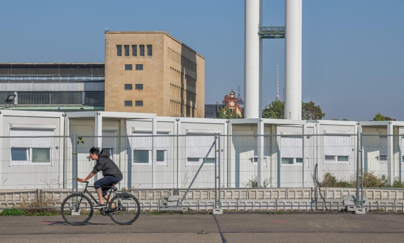 Containerdorf für „Flüchtlinge“ auf dem früheren Flughafen-Berlin Tempelhof. Hier werden sieben Klimaanlagen installiert. Foto: picture alliance / Bildagentur-online/Joko