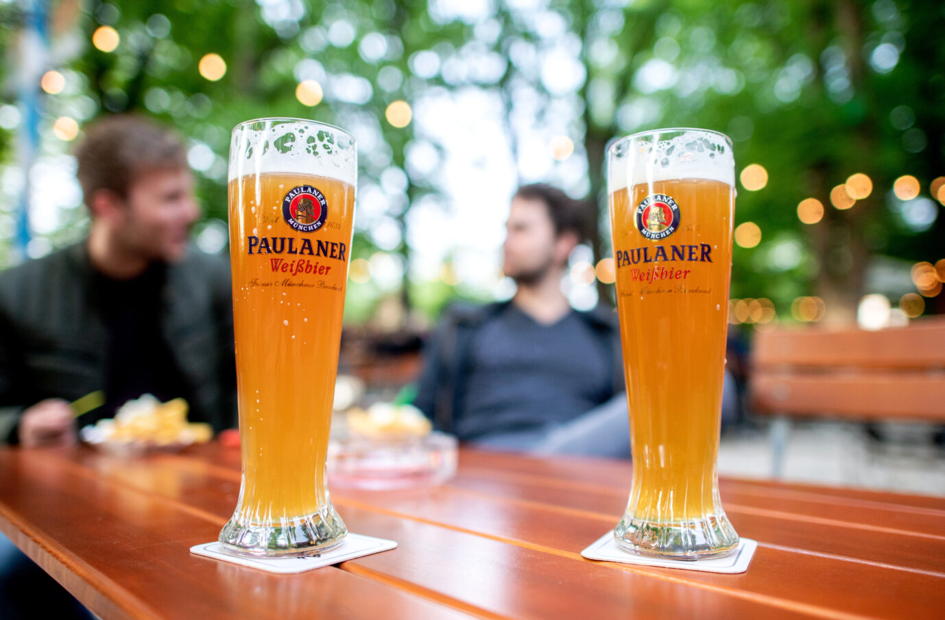 Bei einer Hitzewelle hilft der richtige Safe-Space wie ein Biergarten und ausreichend trinken.