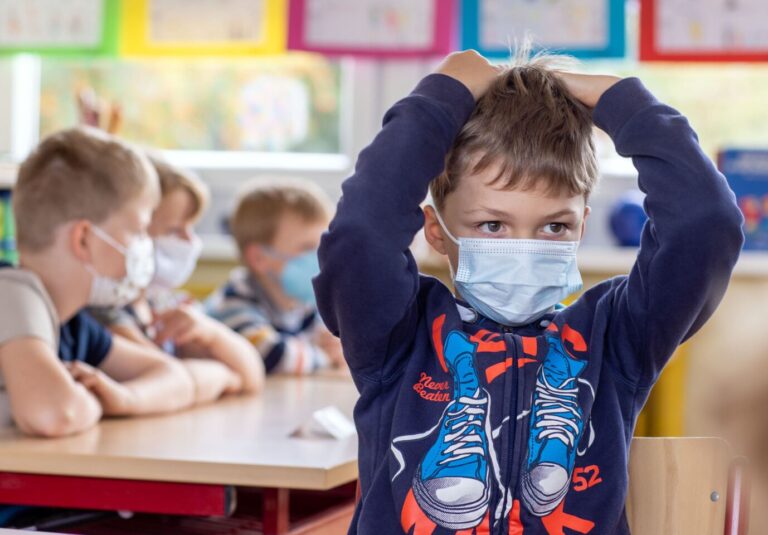 Wenn Kinder in der Corona-Zeit in die Schulen durften, mußten sie die Maskenpflicht befolgen. Der Richter, der sie kippte, steht vor Gericht.