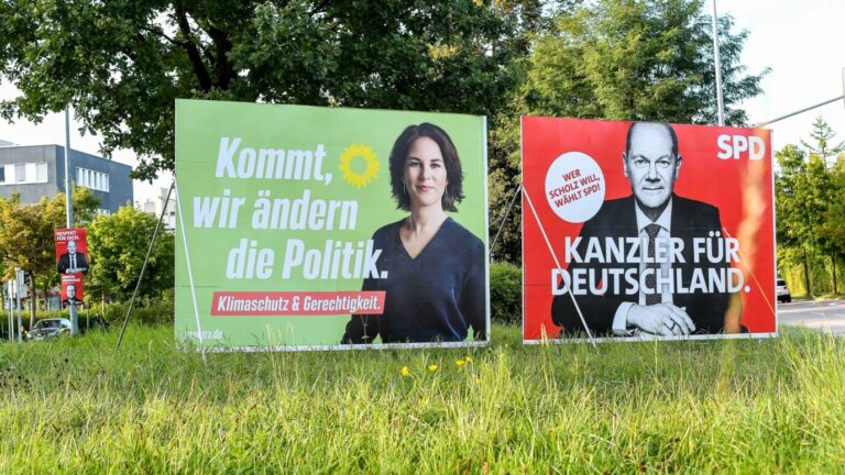 Plakate von SPD und Grünen zur Bundestagswahl. Wird sie in Berlin wiederholt? Foto picture alliance / nordphoto GmbH / Hafner