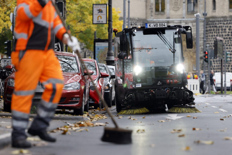 Eine Arbeitspflicht für Migranten beispielsweise bei der Straßenreinigung stößt auch auf Kritik (Symbolbild).