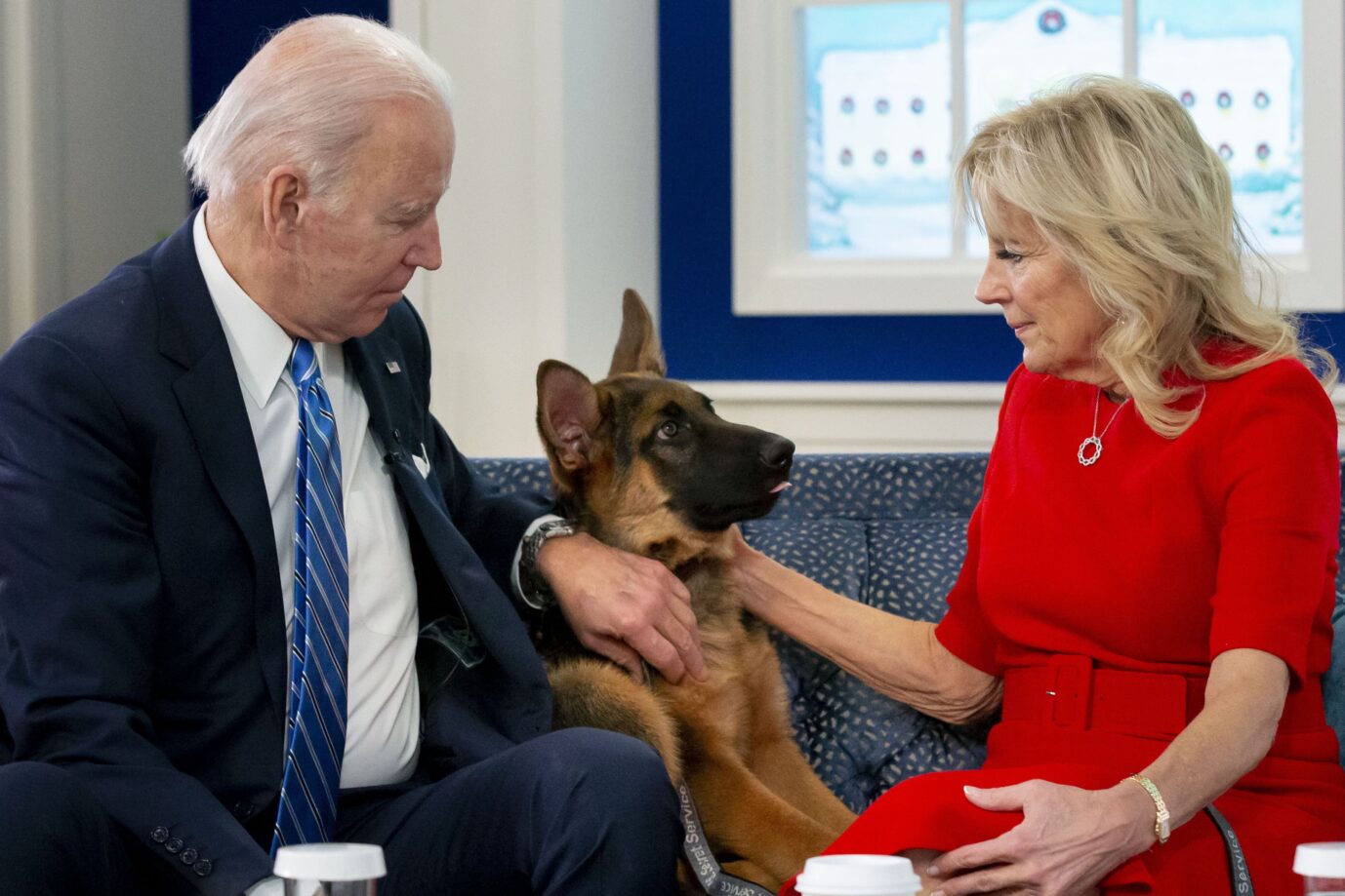 US-Präsident Joe Biden und seine Frau Jill am Weihnachtstag 2021 mit ihrem neuen Hund „Commander“. Inzwischen soll sich der damalige Welpe zum beißwütigen Haustier entwickelt haben.