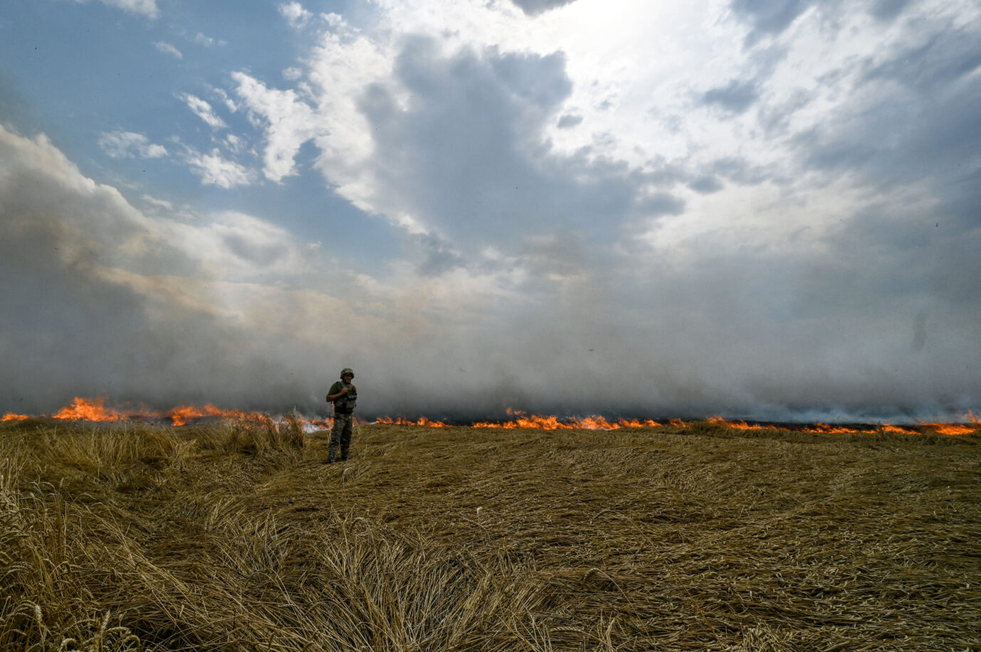 Das Bild zeigt einen brennenden Acker in der Ukraine.