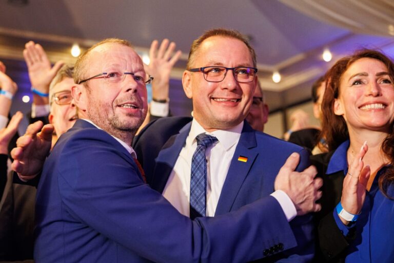 Stefan Marzischewski-Drewes (l-r), AfD-Spitzenkandidat für die Landtagswahl in Niedersachsen, Tino Chrupalla, Bundesvorsitzender der AfD, und Mariana Harder-Kühnel (AfD), Mitglied im Bundestag, reagieren bei der Wahlparty der AfD auf die ersten Prognosen zur Landtagswahl in Niedersachsen.