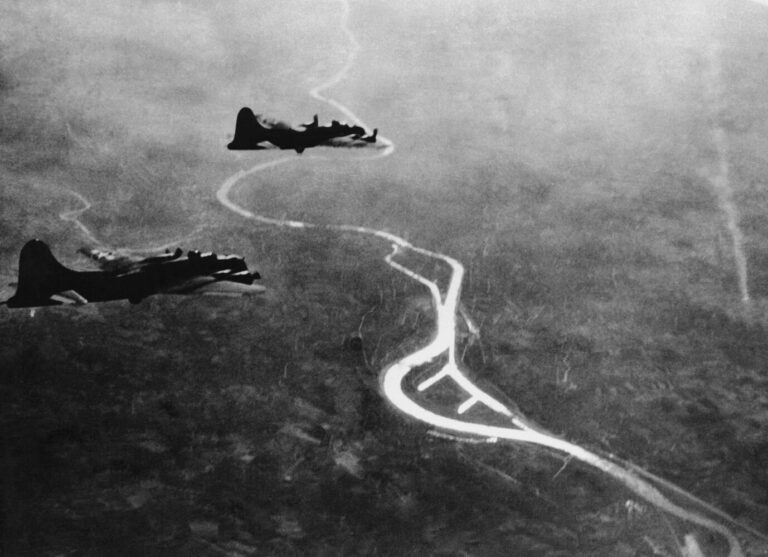 "Fliegende Festungen": B-17 Bomber der US Air Force fliegen einen Angriff auf Schweinfurt.