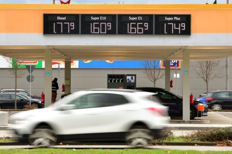 Eine Tankstelle in Mannheim, Jahresende 2022. Die hohen Preise für Benzin gehen einem Berliner Professor im Namen des Klimas nicht weit genug.