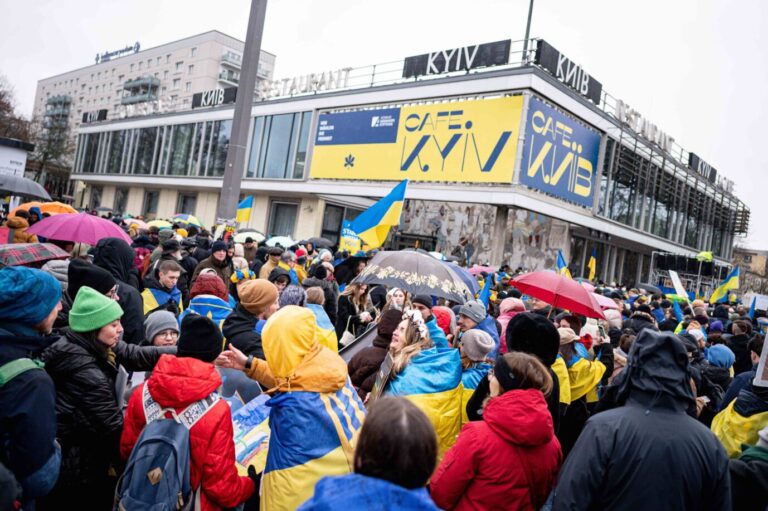 Bereits bei einer Veranstaltung im Februar wurde das Cafe Moskau überhängt mit dem Namen Kyiv Foto: picture alliance/dpa | Fabian Sommer