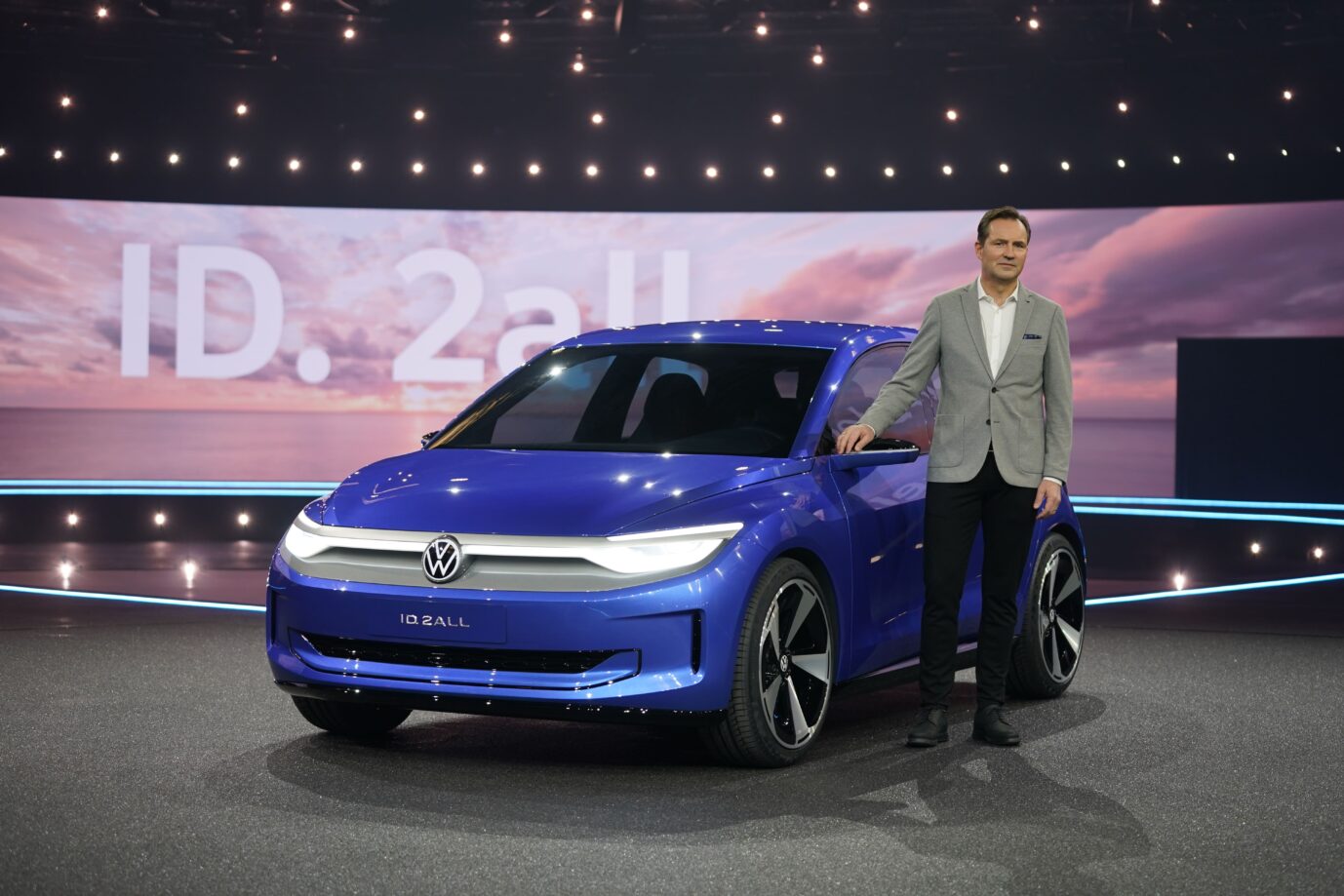 VW-Vorstand Thomas Schäfer steht im März neben einem Prototyp des E-Autos „ID.2all“. Nun steckt der Konzern in der Krise.