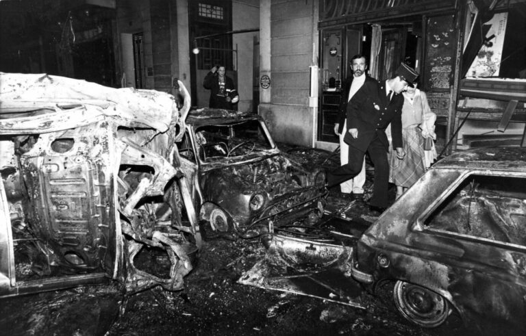 Journalisten machten Benoist und die Nouvelle Droite verantwortlich: Ein ausgebranntes Auto am Ort des Anschlags von 1980