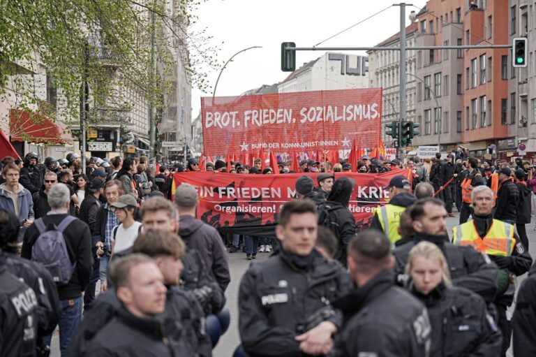 Ein Demonstrationszug zieht mit Transparenten die Slogans wie "Brot. Frieden. Sozialismus." und "Kein Frieden mit dem Krieg - Organisieren! Streiken! Sabotieren!" tragen, durch die Stadt. Unter dem Motto «Revolutionärer 1. Mai» hatten linke und linksradikale Gruppen zu einer Demonstration am Tag der Arbeit aufgerufen. Extremisten mobilisieren.