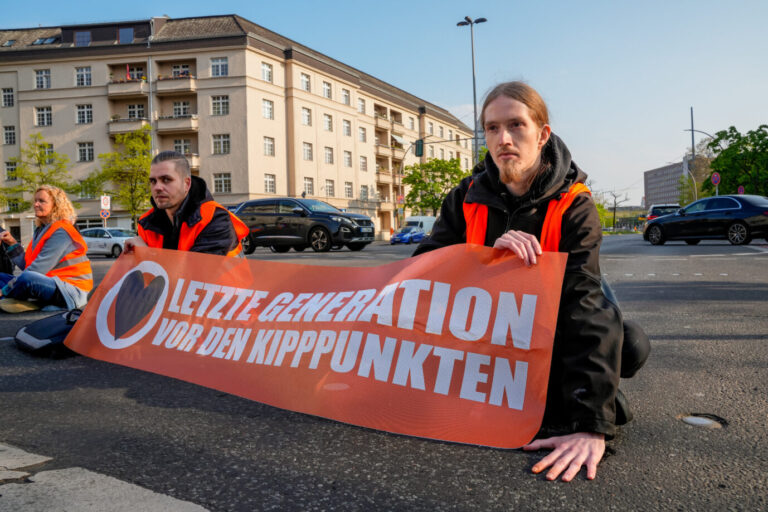 Anhänger der Gruppe „Letzte Generation“ haben sich auf der Straße festgeklebt