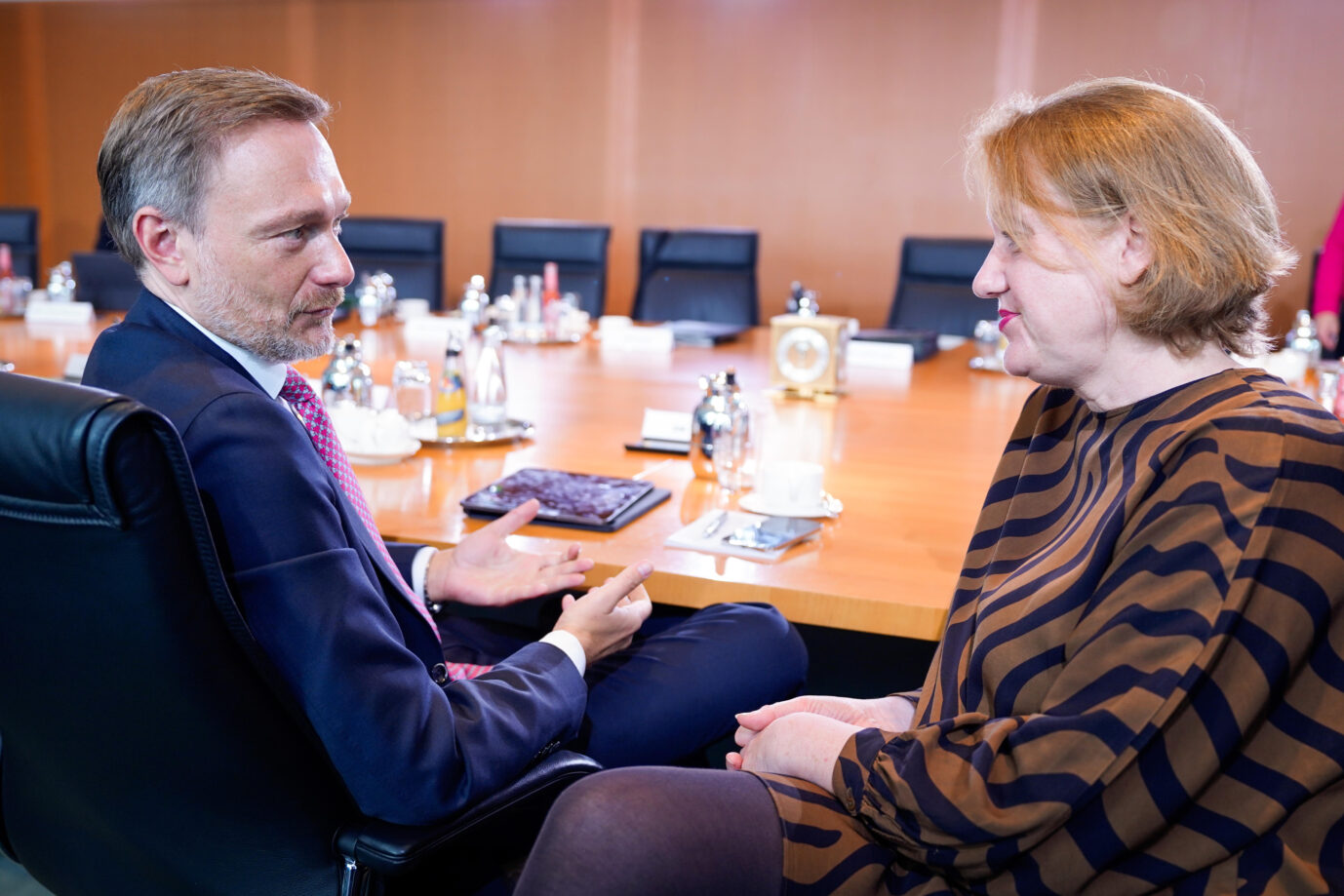 Bundesfinanzminister Christian Lindner (FDP) diskutiert mit Familienministerin Lisa Paus (Grüne), vielleicht übers Elterngeld.