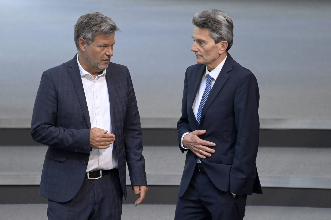 Wie weiter mit dem Heizungsgesetz? Wirtschaftsminister Robert Habeck (Grüne) (l.) und SPD-Fraktionschef Rolf Mützenich müssen nach dem Stoppurteil erneut beraten.