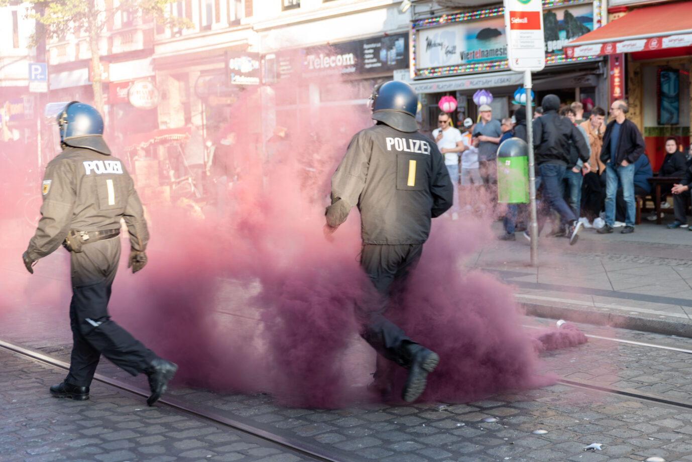 Auseinandersetzung bei einer Solidaritätsdemo mit Lina E. zwischen Polizei und Demonstranten in Bremen, 31.05.2023.