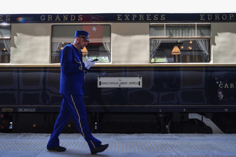 Wenn Züge Nostalgie bedienen wollen: Auch das Personal kleidet sich wie in alter Zeit