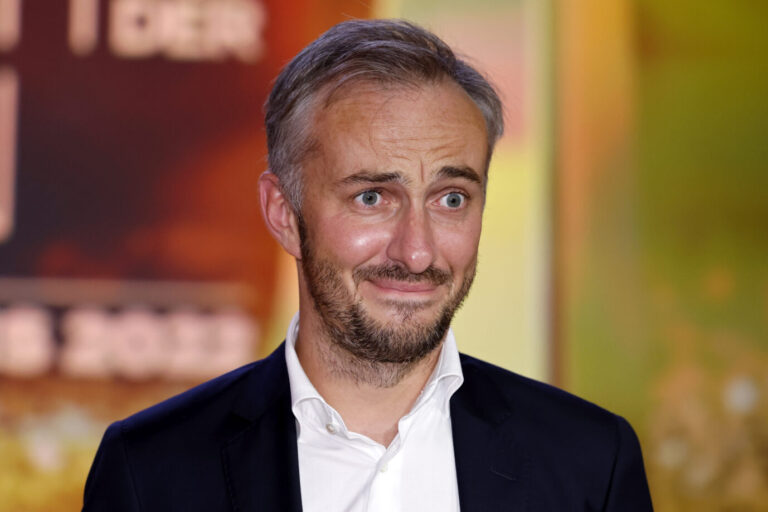 Moderator Jan Böhmermann lächelt unbehaglich