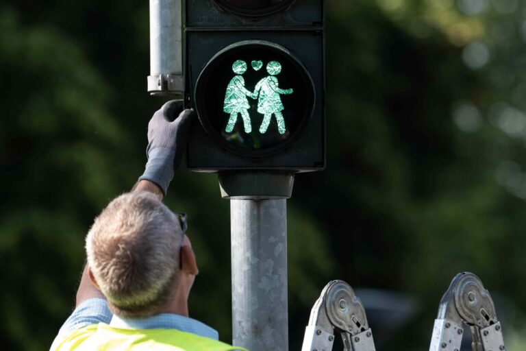 So könnten die queeren Ampeln in Berlin bald aussehen Foto: picture alliance/dpa | Swen Pförtner