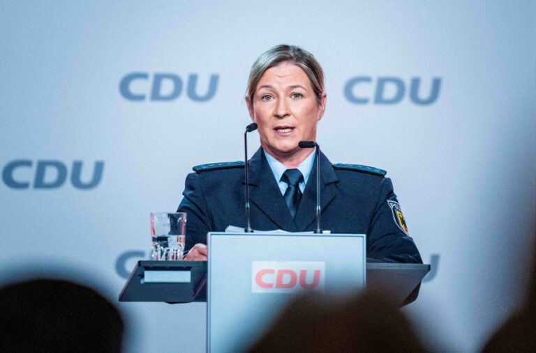 Claudia Pechsteins Rede in Dienstkleidung erregt weiterhin Ärgernis.