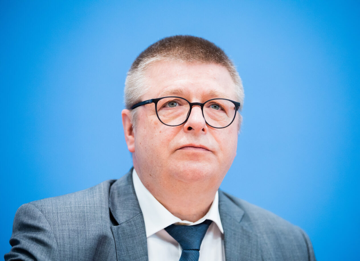 Thomas Haldenwang, Präsident des Bundesamtes für Verfassungsschutz: Einige AfD-Bewerber für die Listenplätze zur EU-Wahl verbreiteten rechtsextreme Verschwörungstheorien